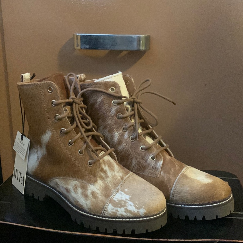 Absolutely darling combat boots size 9